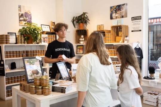 De Pindakaaswinkel aan het werk